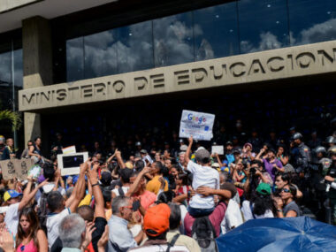 Protesta-en-MinEducción-600x400