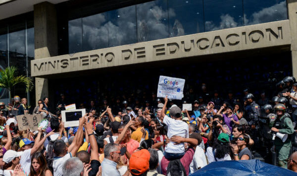 Protesta-en-MinEducción-600x400